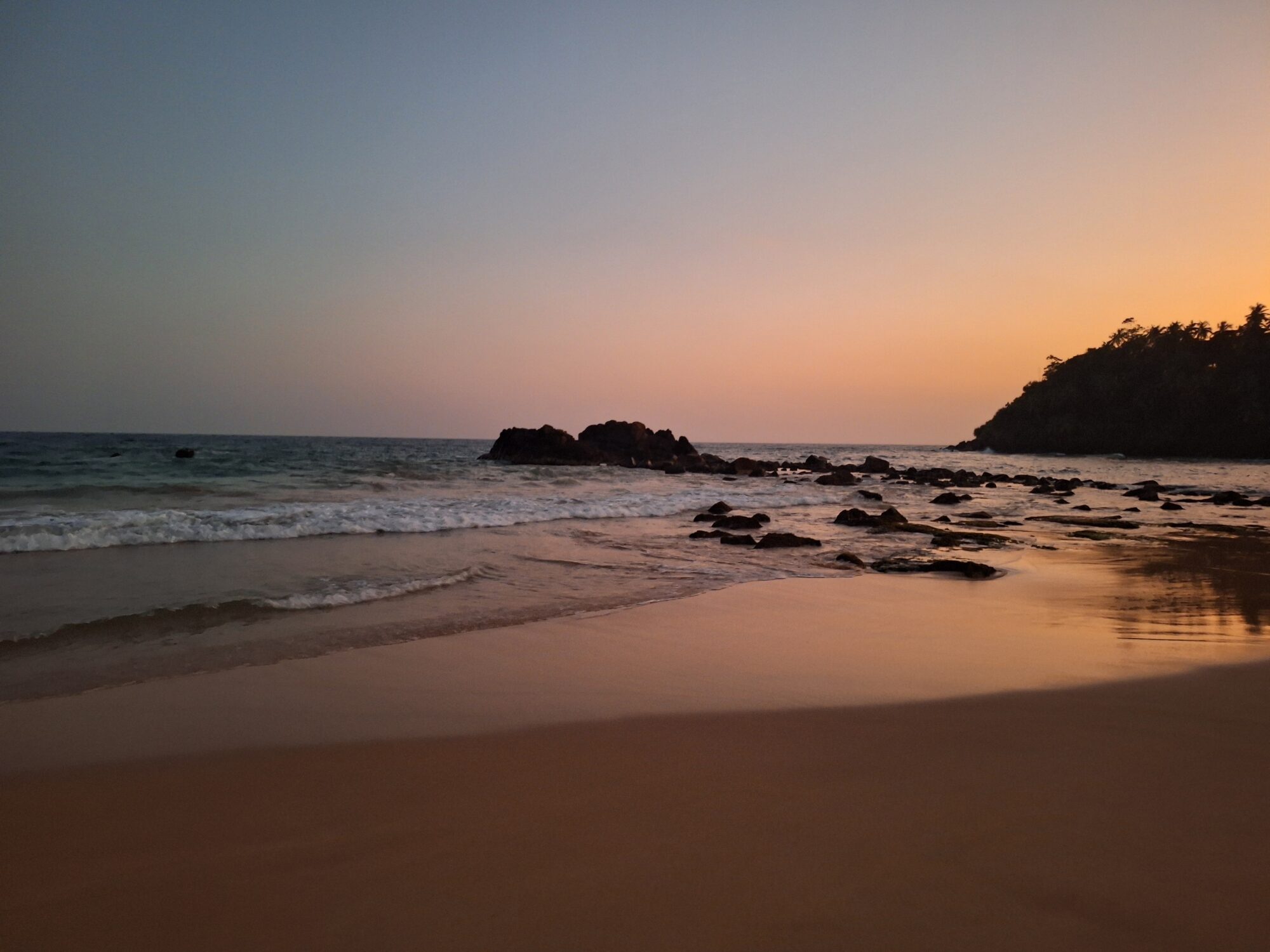 Abendstimmung und Sonnenuntergang am Strand in Sri Lanka