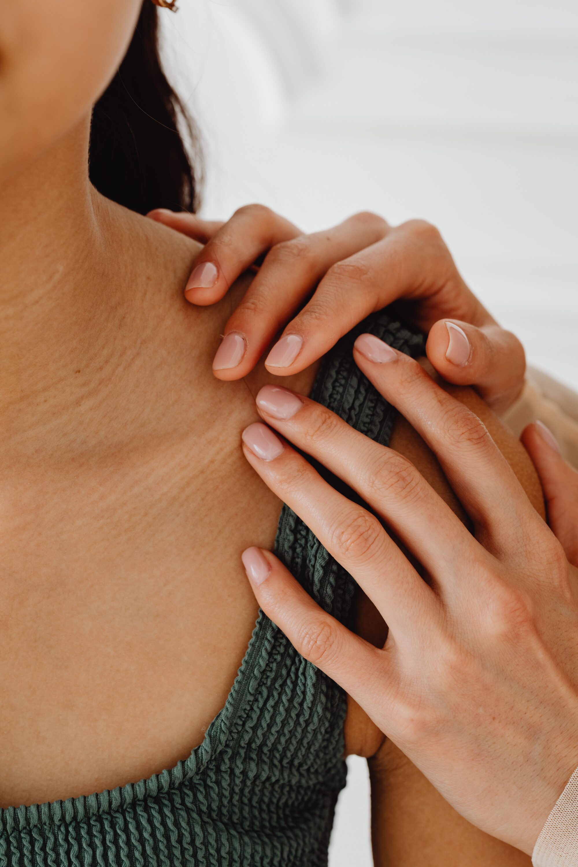 Achtsame Berührung bei einer Massage